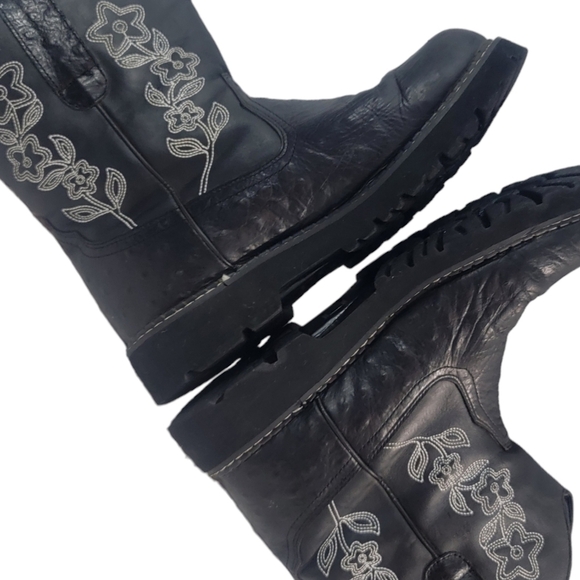 Ropers women's size 11 faux  ostrich with etched flowers. In excellent cond. - Picture 7 of 7